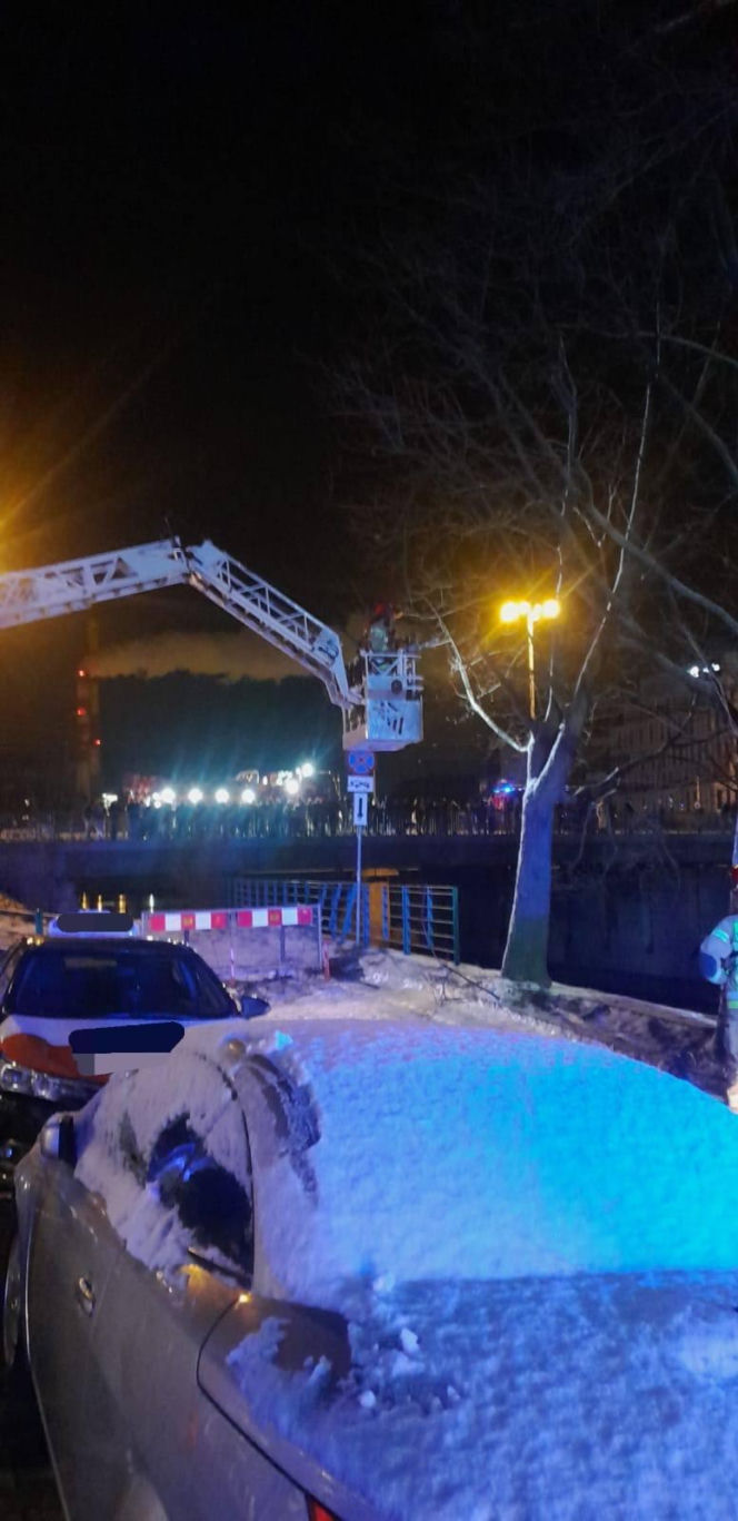 Samochód wpadł do Odry we Wrocławiu