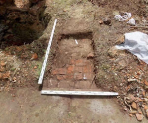 Marmury rąbane na opał i „diabelska” brama. Świętokrzyska ruina, w której bywał papież, odzyska blask