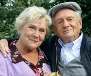 M jak miłość. Lucjan (Witold Pyrkosz), Barbara (Teresa Lipowska) w sadzie w Grabinie