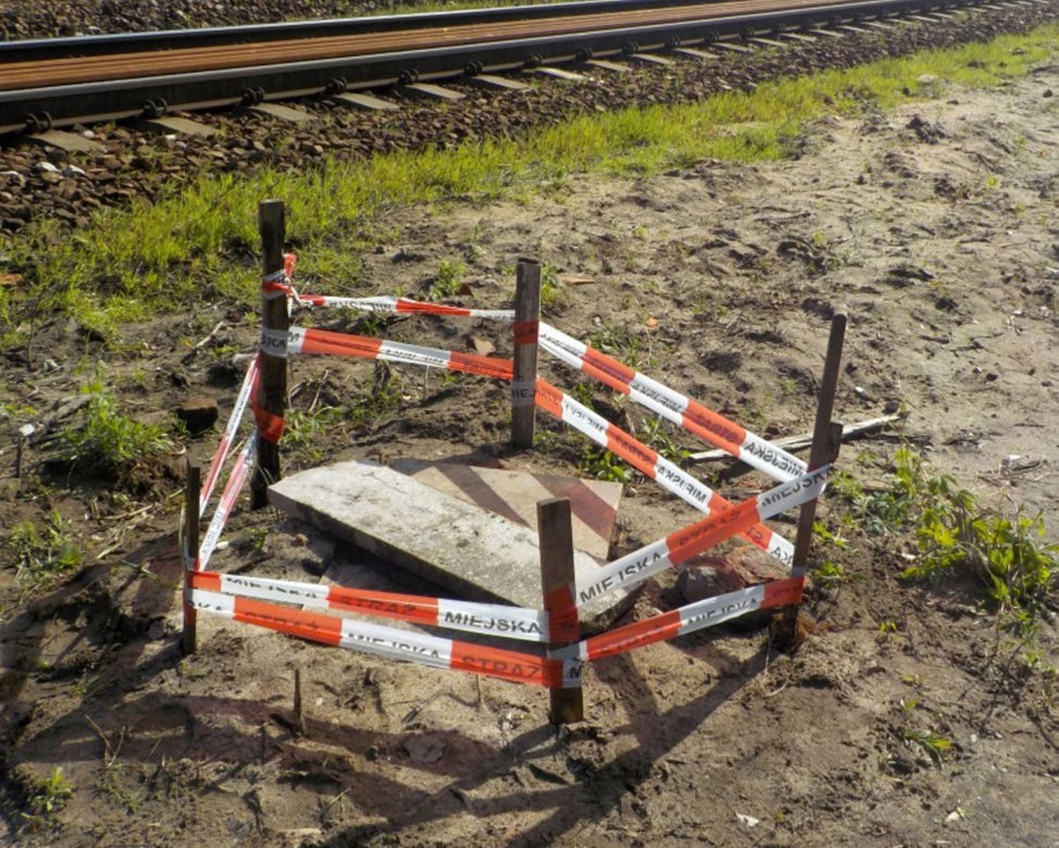 O krok od tragedii na Grochowie. Piekielnie głębokie dziury bez żadnego zabezpieczenia