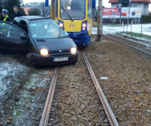 Tramwaj zderzył się z samochodem osobowym w Toruniu