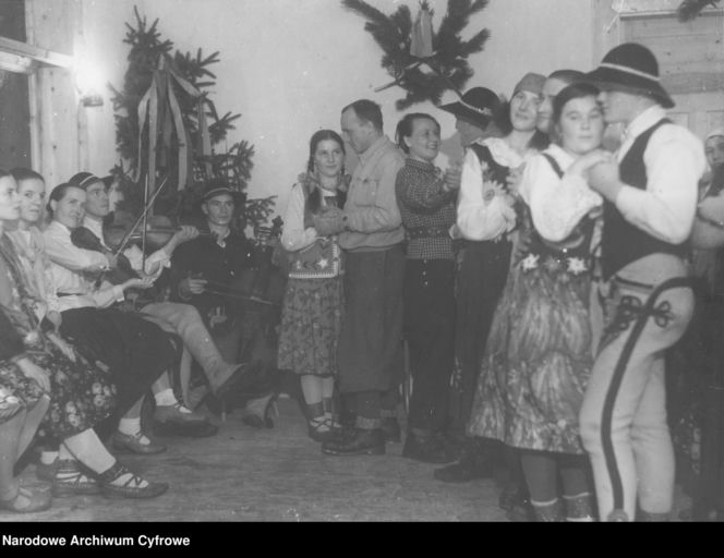 Sylwestrowe bale w II RP. Elegancja, szampan i mazur o północy