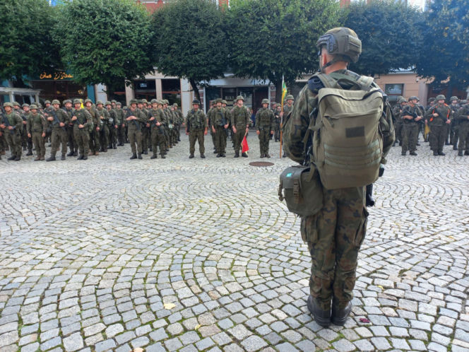 Z Rynku w Lesznie wystartował 7. Rajd na Wschowę. ​Na pamiątkę marszu wojsk w 1939 roku
