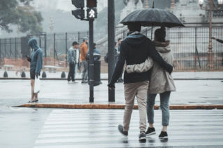 IMGW ostrzega: nadchodzą przelotne opady i burze. W których regionach pogoda się pogorszy?