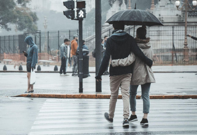 IMGW ostrzega: nadchodzą przelotne opady i burze. W których regionach pogoda się pogorszy?