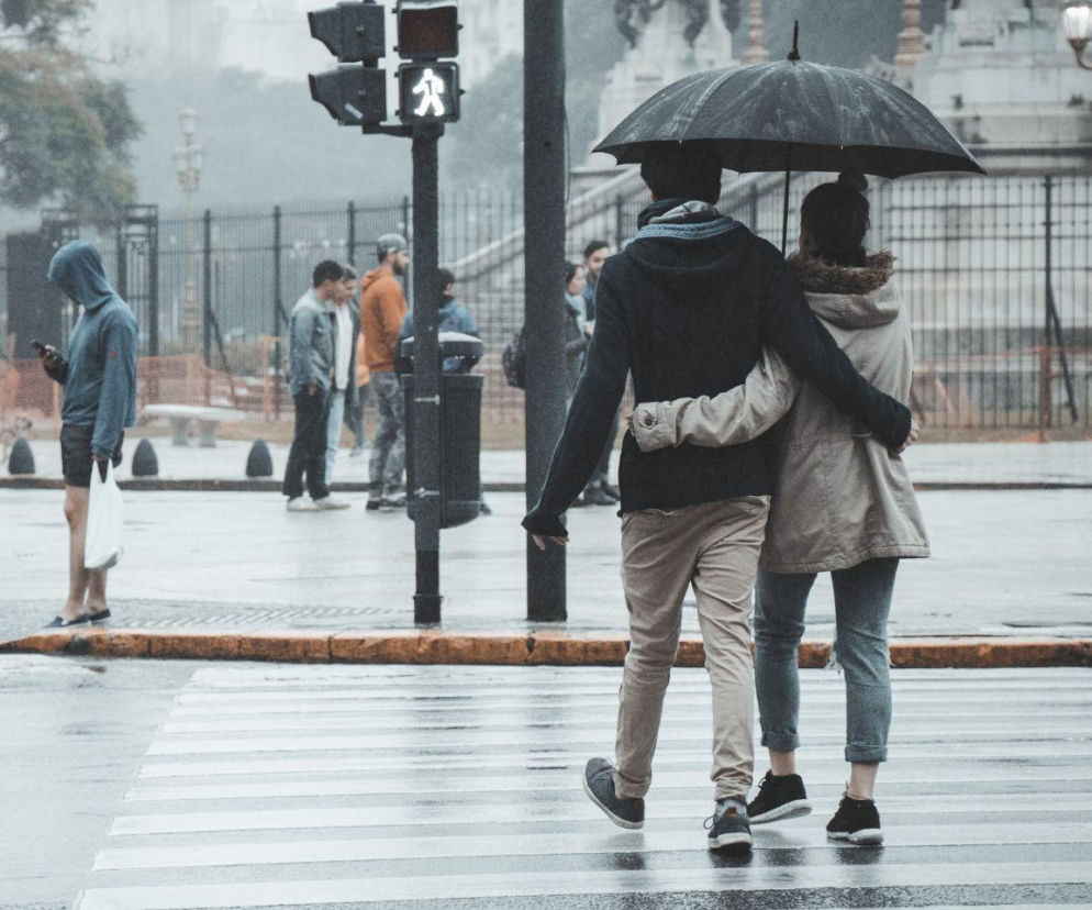 IMGW ostrzega: nadchodzą przelotne opady i burze. W których regionach pogoda się pogorszy?