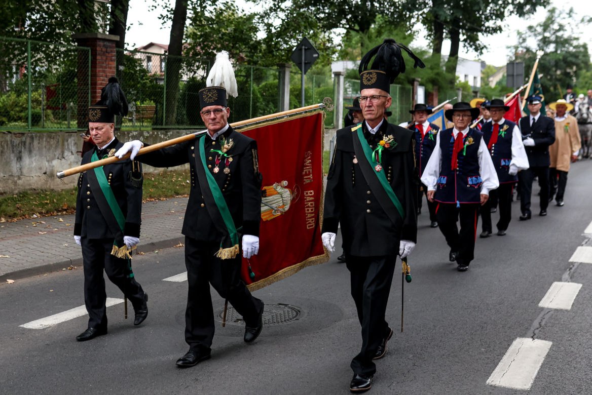 Korowód dożynkowy w Kostuchnie