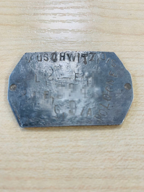 Pracował przymusowo w obozie Auschwitz-Birkenau. Kryminalni z Torunia odzyskali jego identyfikator