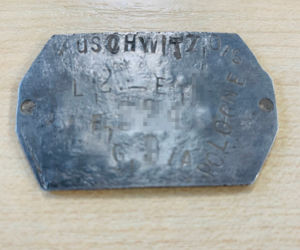 Pracował przymusowo w obozie Auschwitz-Birkenau. Kryminalni z Torunia odzyskali jego identyfikator