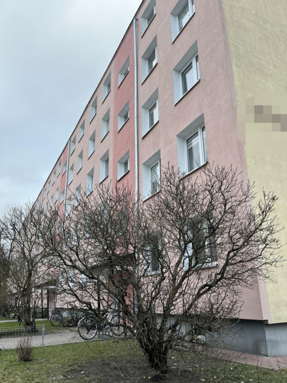 Pijana mama spała w najlepsze. Chłopczyk wspiął się na parapet