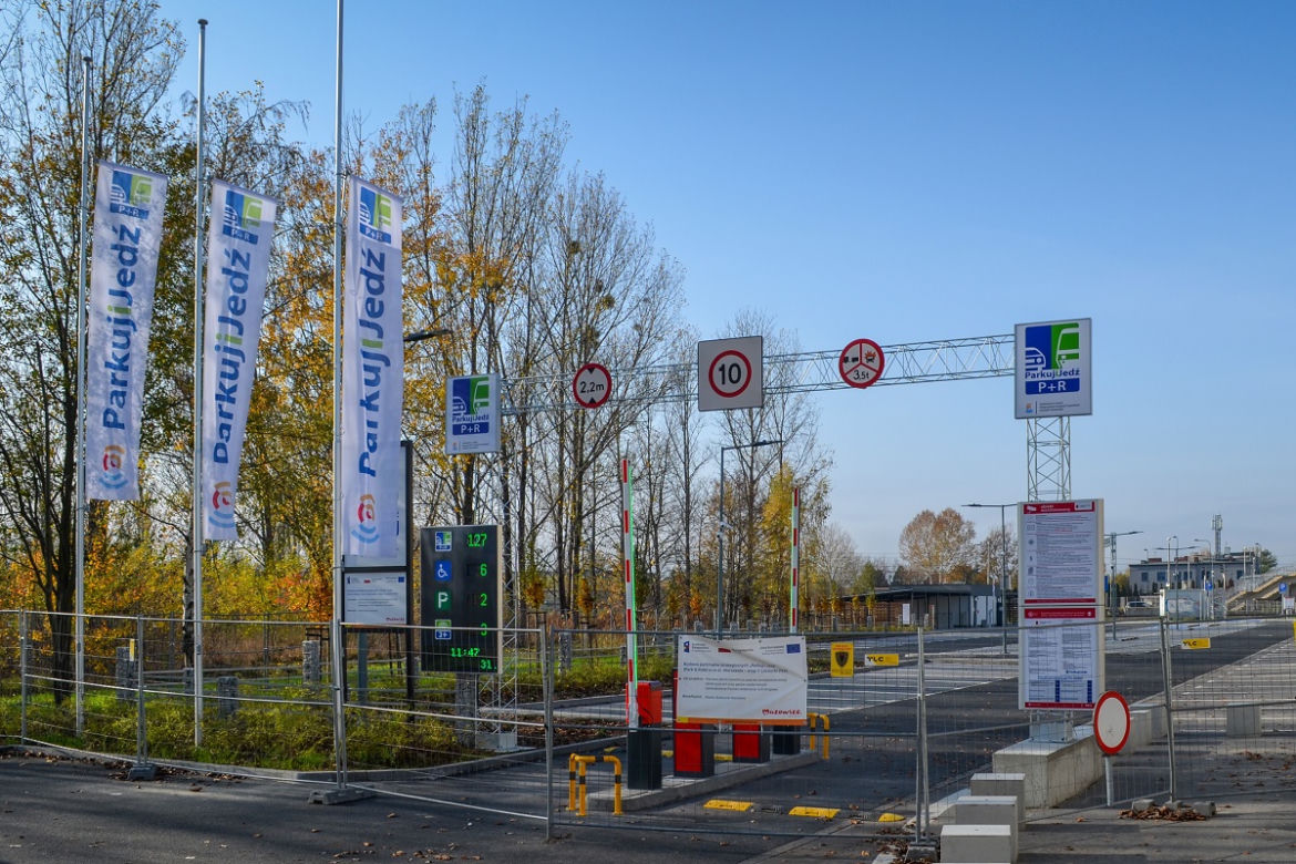 Nowy parking P+R na Ursynowie czeka na kierowców. Od czwartku można zostawiać tam auto