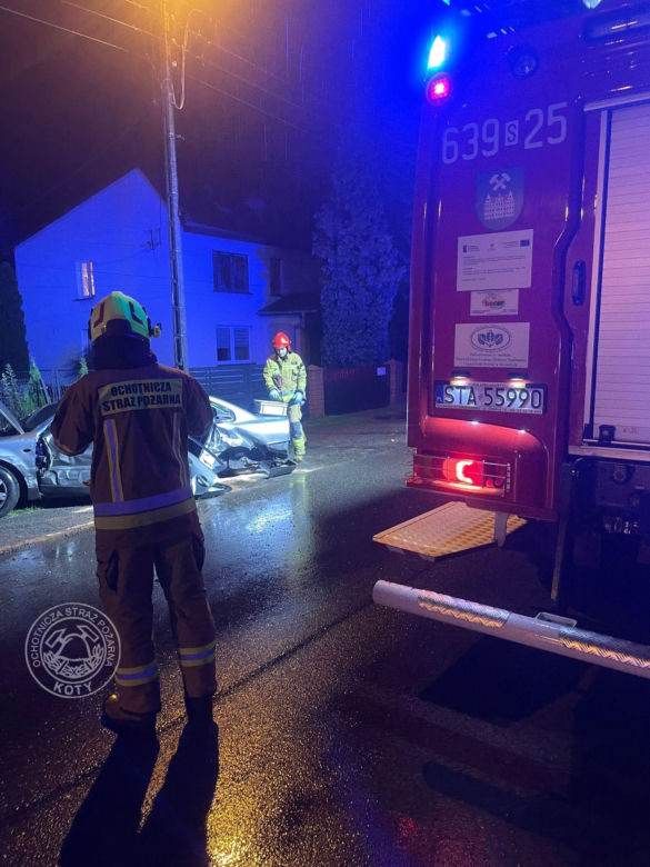 Poważna kraksa w Tworogu. 19-latek rozbił 6 samochodów