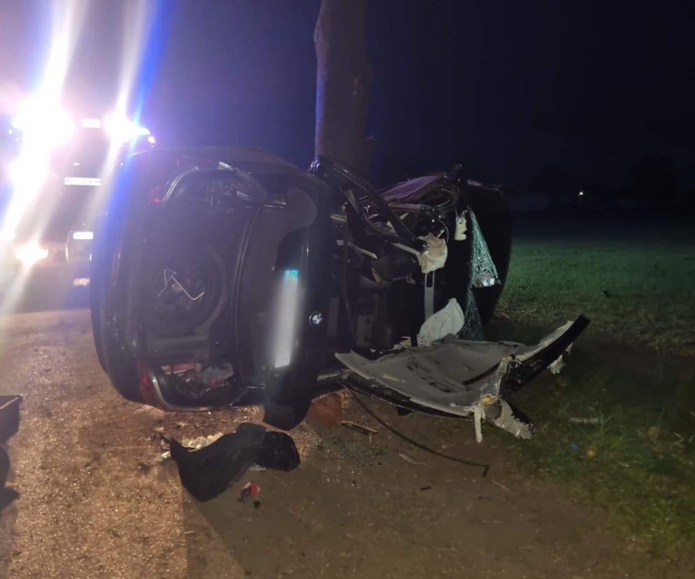 Makabra pod Płockiem! 33-latek zginął w rozbitym BMW. Dwie osoby ranne [ZDJĘCIA]