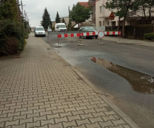 Poznań. Potężna dziura w drodze! Niebezpieczeństwo wisiało w powietrzu 