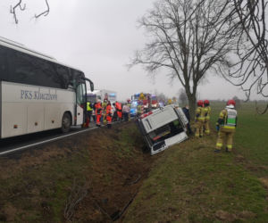 Krzywizna: Wypadek na DK 11. W busie niepełnosprawne dzieci. Są ranni! [ZDJĘCIA]