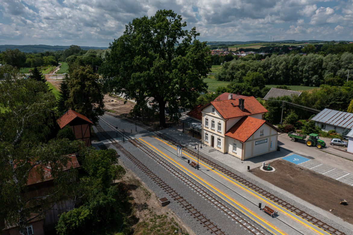 Odnowiona stacja kolejki wąskotorowej w Kańczudze