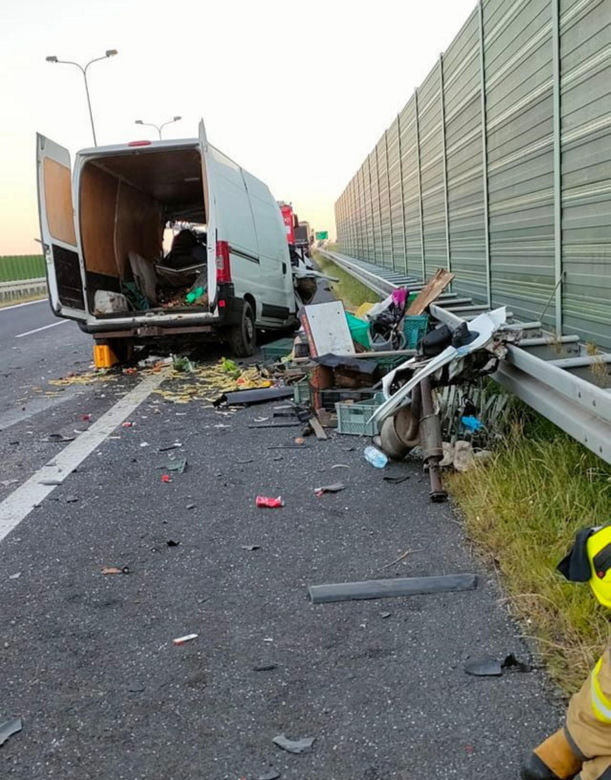 Broniszew. Śmiertelny wypadek na trasie S7. Bus uderzył w ciężarówkę przewożącą betonowe szamba