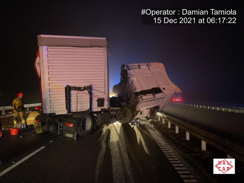 Dwie ciężarówki zderzyły się we mgle na autostradzie A1. Droga zablokowana