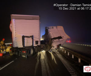 Dwie ciężarówki zderzyły się we mgle na autostradzie A1. Droga zablokowana