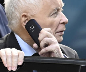 Kaczyński ma kultowy telefon komórkowy