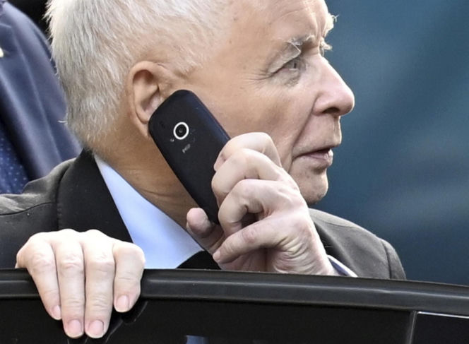 Kaczyński ma kultowy telefon komórkowy