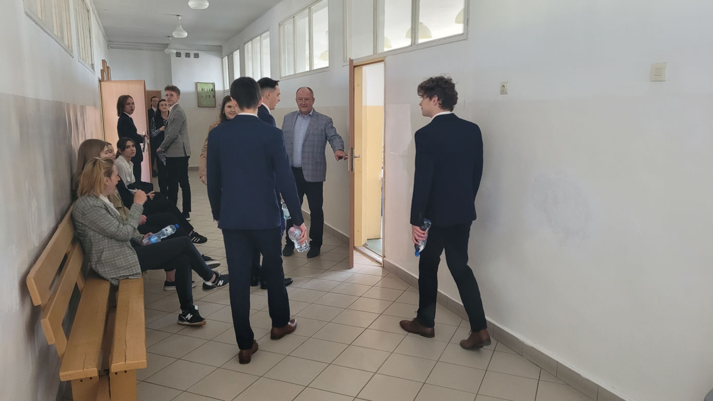 Matura 2023. Uczniowie z IV LO w Olsztynie przed rozpoczęciem egzaminu z języka polskiego