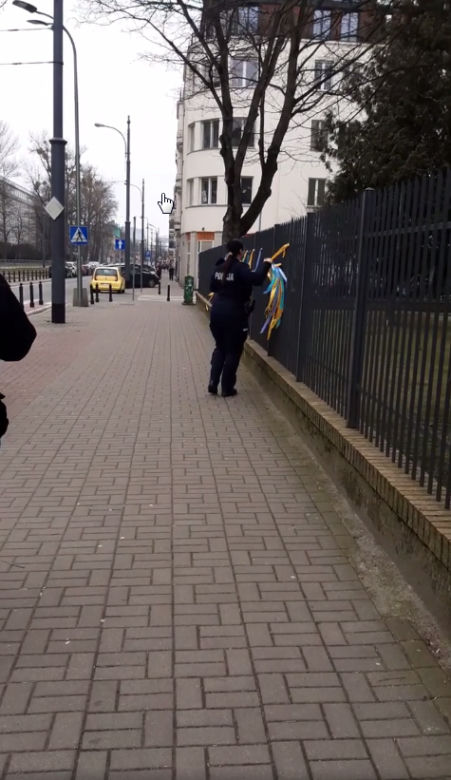 Skandaliczne zachowanie warszawskiej policjantki. Zerwała ukraińskie symbole narodowe