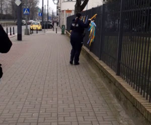 Skandaliczne zachowanie warszawskiej policjantki. Zerwała ukraińskie symbole narodowe