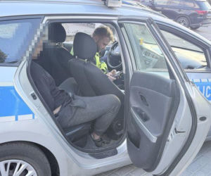 W skrytce przypominającej książkę z napisem „Holy Bible” znajdował się zamykany na klucz schowek, w którym ujawniono narkotyki