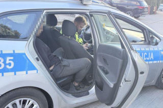 W skrytce przypominającej książkę z napisem „Holy Bible” znajdował się zamykany na klucz schowek, w którym ujawniono narkotyki