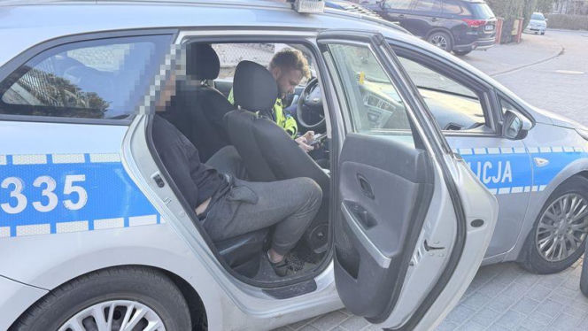 W skrytce przypominającej książkę z napisem „Holy Bible” znajdował się zamykany na klucz schowek, w którym ujawniono narkotyki