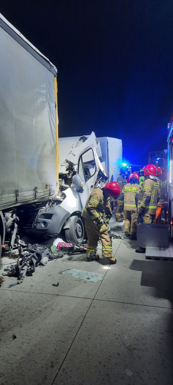 Bus wbił się w ciężarówkę na autostradzie 
