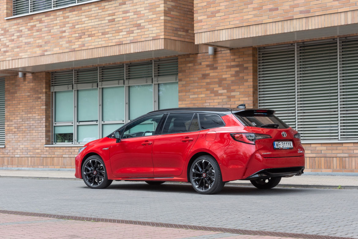Toyota Corolla TS Kombi GR Sport 2.0 Hybrid 180 KM e-CVT 
