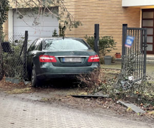 Wjechał w ogrodzenie na Białołęce. Prowadził bez uprawnień