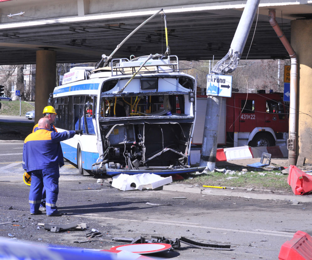 GDYNIA - ZDJĘCIA: Zderzenie TIRA z TROLEJBUSEM. 1 osoba NIE ŻYJE, 11 jest RANNYCH