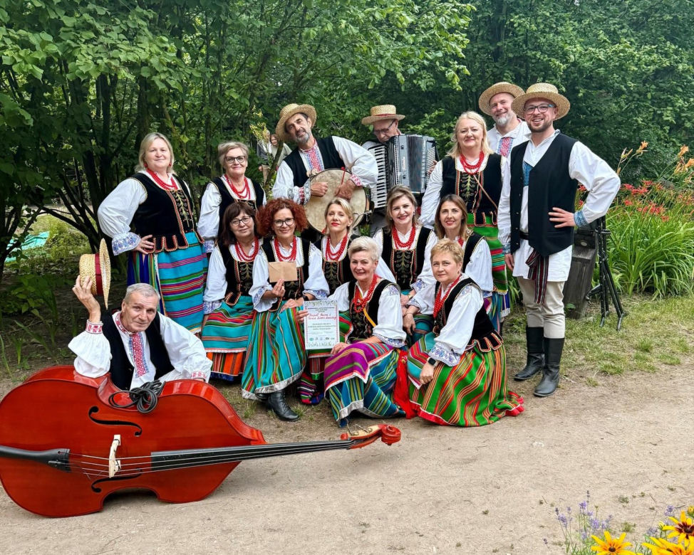 Członkowie Zespołu Pieśni i Tańca Ziemi Łosickiej zaprezentowali regionalne utwory takie jak „Jezioro” oraz „Polka Wiśniewska”