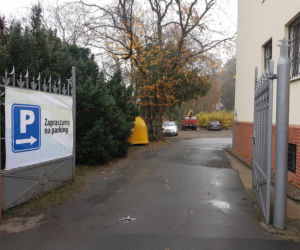 Parkowanie przy bramie Cmentarza Centralnego