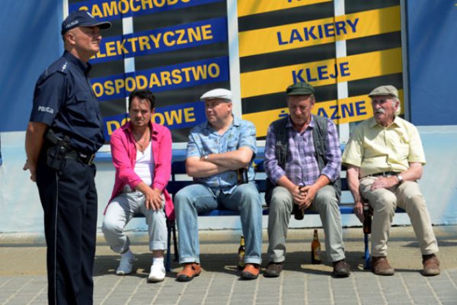 Ranczo 9 sezon. Pietrek (Piotr Pręgowski), Hadziuk (Bogdan Kalus), Solejuk (Sylwester Maciejewski), Stach Japycz (Franciszek Pieczka) - czyli ławeczka z Rancza