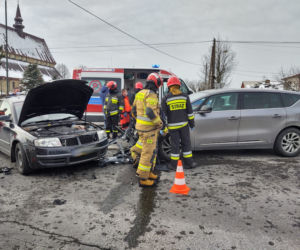 Potężna KRAKSA na ulicy Nawojowskiej w Nowym Sączu. Dwie osoby trafiły do szpitala