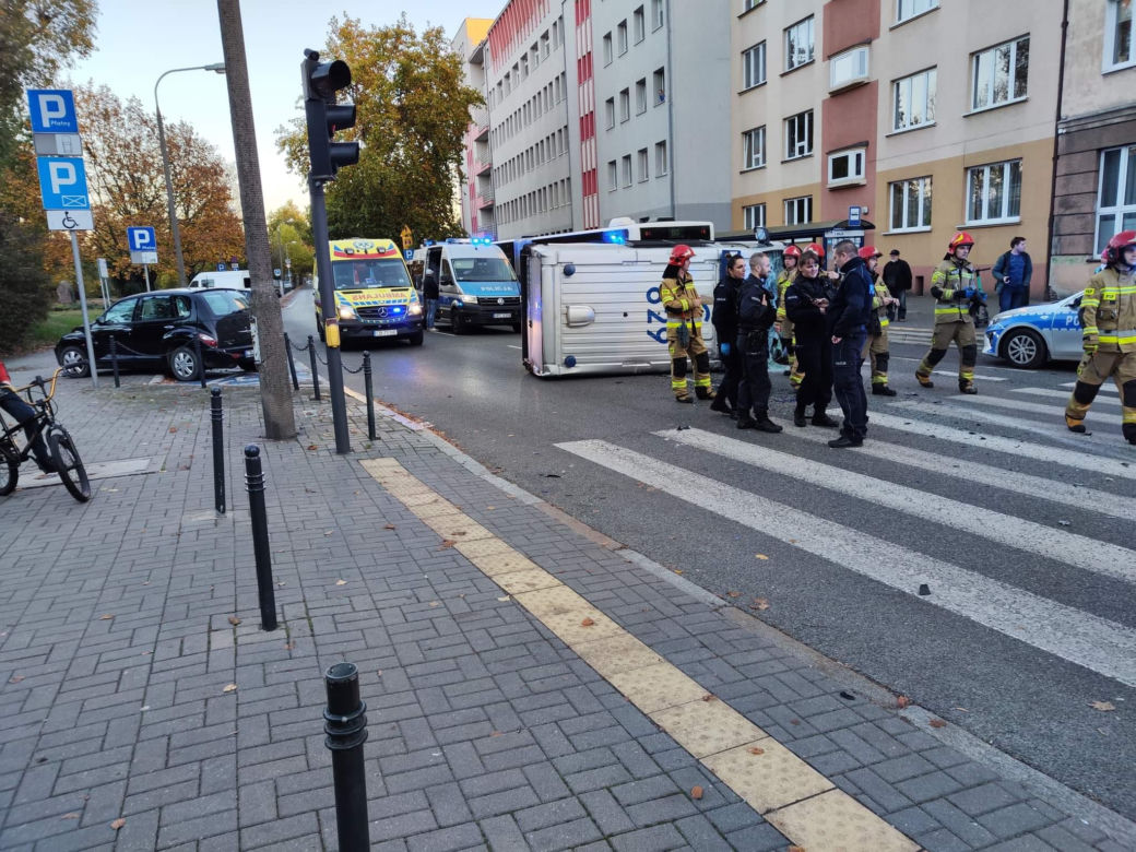 Zderzenie radiowozu policji z osobówką w centrum Bydgoszczy