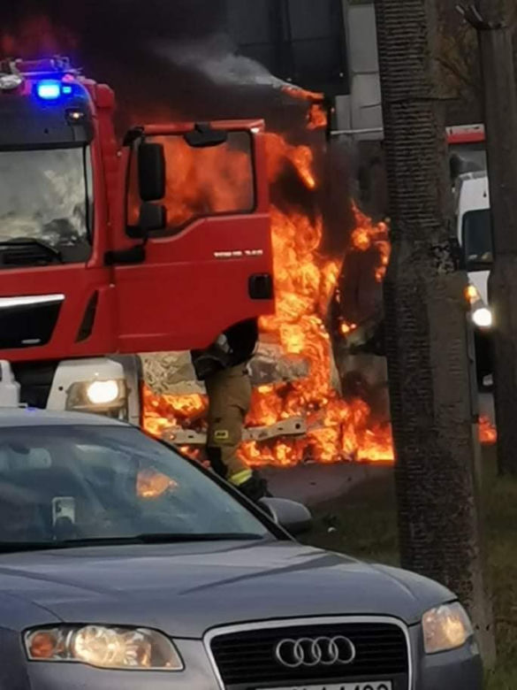 Bydgoszcz: Pożar samochodu dostawczego na ul. Fordońskiej [ZDJĘCIA]