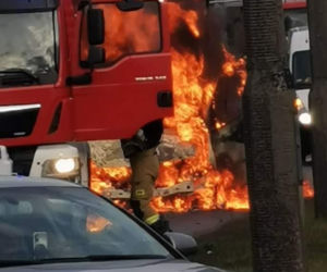 Bydgoszcz: Pożar samochodu dostawczego na ul. Fordońskiej [ZDJĘCIA]