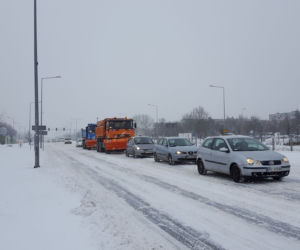 Kolejny atak zimy tej zimy w Lesznie. Miasto zasypane śniegiem