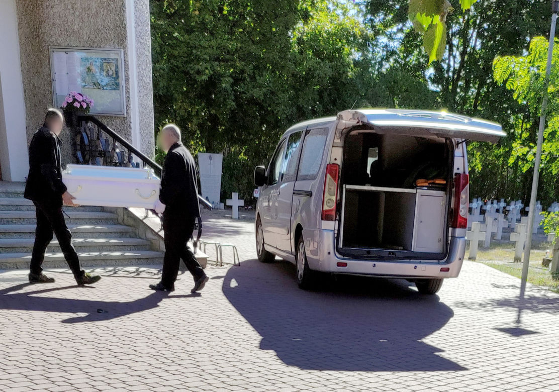 Rodzina i znajomi pożegnali Babcię i wnuczkę podczas skromnej ceremonii