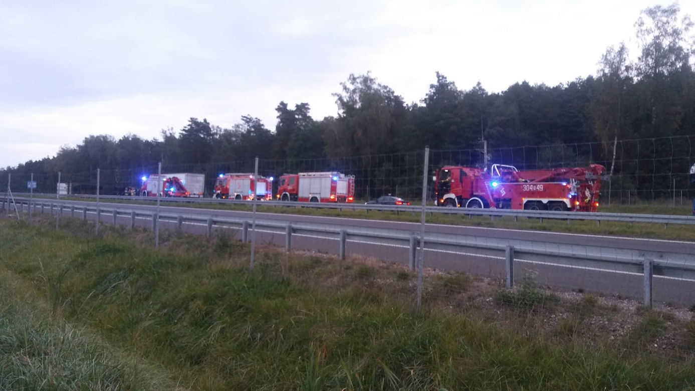 Jeżewo Stare: Wypadek na S8. Przewrócona ciężarówka-chłodnia blokuje drogę [ZDJĘCIA]