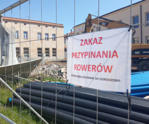 Przy dworcu w Rzeszowie brakuje stojaków na rowery. Nieoficjalnie: Miasto szuka rozwiązania
