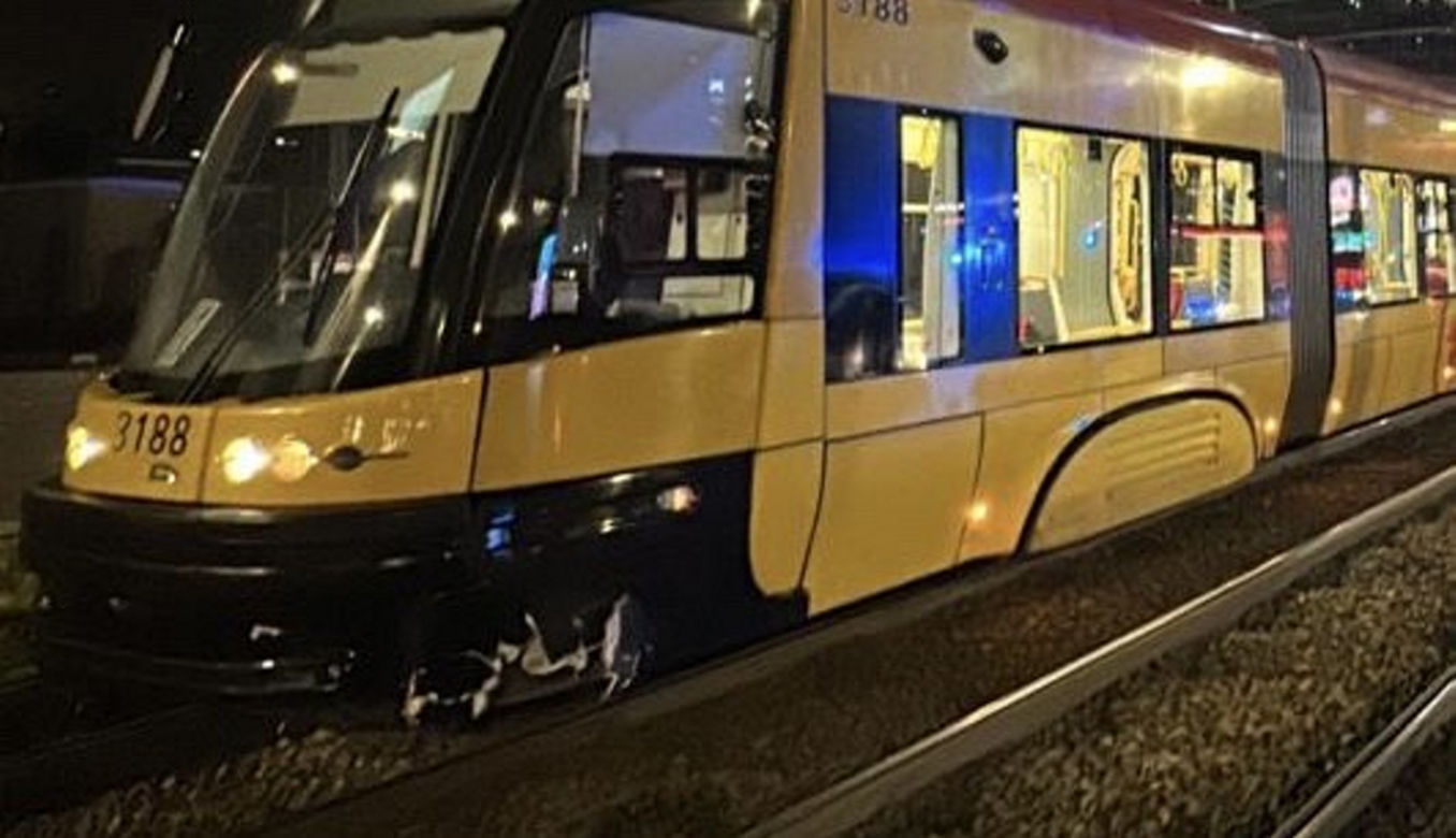 Wjechał skuterem w tramwaj! Poważny wypadek dostawcy jedzenia 
