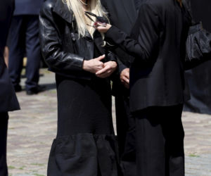 Monika Olejnik na pogrzebie senatora Piesiewicza. Towarzyszył jej ukochany