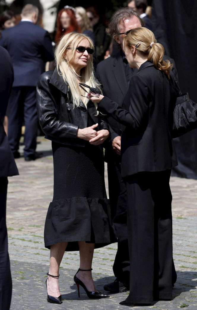 Monika Olejnik na pogrzebie senatora Piesiewicza. Towarzyszył jej ukochany
