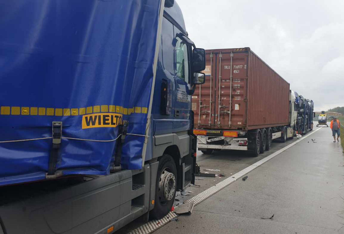 Potworny wypadek na A1 pod Radomskiem. 24-latka nie żyje. Zderzyły się cztery tiry [ZDJĘCIA]
